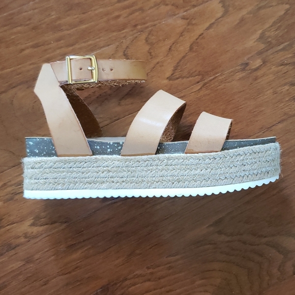 Patrizia by Spring Step Larissa Platform Sandal!! - Picture 5 of 5